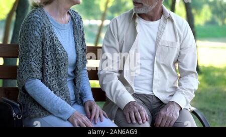 Der Mann und die Frau in 70 s dating im Park, Zärtlichkeit und Liebe, Beziehungen, Zweisamkeit Stockfoto