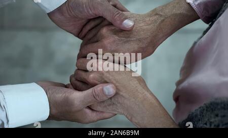 Pflege erwachsener Sohn holding Mutter Hände, Treffen im Pflegeheim Park, Familie Stockfoto