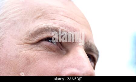Nachdenklich alte Mann in Himmel suchen, Gott, Hoffnung und Glauben beten, close-up Stockfoto