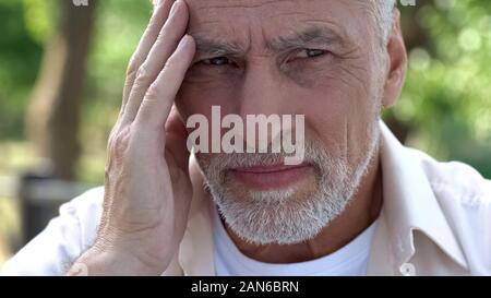 Alter Mann Leid Migräne, gesundheitliche Probleme, Gehirn Krebs Risiko, schmerzstillende Mittel Stockfoto