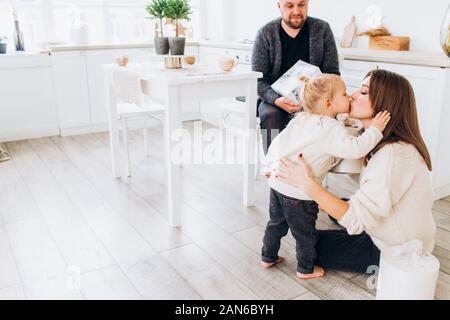 Glückliche Familie in einem hellen Küche. Glückliche Kindheit. Stockfoto