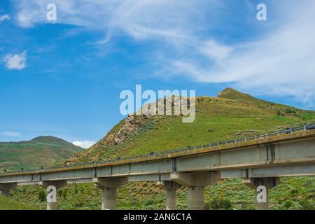 Konkrete Straße Kurve der Viadukt zwischen den Hügeln Stockfoto