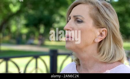 Alternde Frau Atemübungen im Park, aktiven Lebensstil, Gesundheitswesen Stockfoto