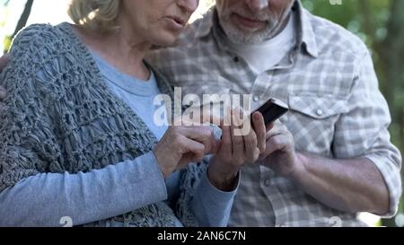 Senior Paar mit einfachen mobile App auf Gadgets, moderne Technik, Services Stockfoto