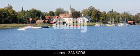 Panorama mit Kirche St. Alban (Baustil Spätgotik) und Segelbooten am Ammersee. Gleich daneben befindet sich ein benediktinisches Kloster. Stockfoto