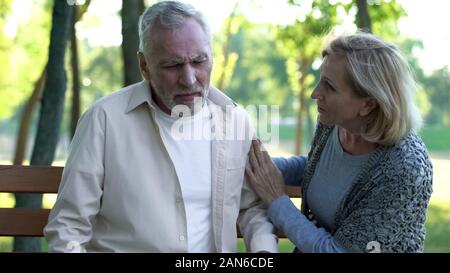 Ältere Menschen Unwohlsein, Schwindel, Schwäche, Angst, Frau Mann unterstützt. Stockfoto