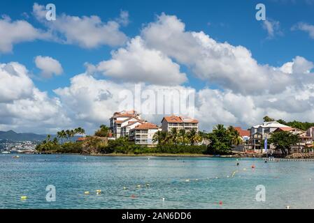 Les Trois-Ilets, Martinique - Dezember 13, 2018: Tropische Anse Strasse Mitan Strand von Les Trois-Ilets, Halbinsel La Pointe du Bout, Martinique, FWI. Eine der Th Stockfoto