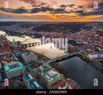 Prag, Tschechische Republik - Luftbild Panorama drone Ansicht Stadt Prag mit der weltberühmten Karlsbrücke (Karluv most), Mánes-Brücke und Rudolfinium c Stockfoto