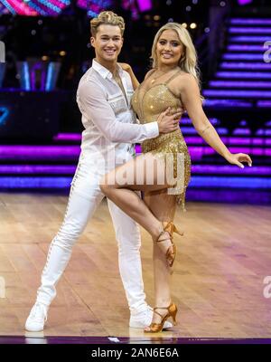 AJ Pritchard und Safran Barker an einem Fotoshooting vor der ersten Nacht der streng Come Dancing Live Tour 2020 Arena Birmingham. Stockfoto