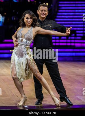 Katya Jones und Mike Bushell an einem Fotoshooting vor der ersten Nacht der streng Come Dancing Live Tour 2020 Arena Birmingham. Stockfoto