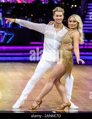 AJ Pritchard und Safran Barker an einem Fotoshooting vor der ersten Nacht der streng Come Dancing Live Tour 2020 Arena Birmingham. Stockfoto