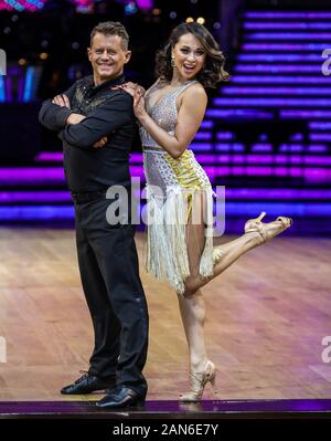 Katya Jones und Mike Bushell an einem Fotoshooting vor der ersten Nacht der streng Come Dancing Live Tour 2020 Arena Birmingham. Stockfoto