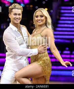 AJ Pritchard und Safran Barker an einem Fotoshooting vor der ersten Nacht der streng Come Dancing Live Tour 2020 Arena Birmingham. Stockfoto