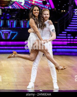 Alex Scott und Neil Jones an einem Fotoshooting vor der ersten Nacht der streng Come Dancing Live Tour 2020 Arena Birmingham. Stockfoto