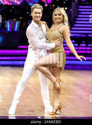 AJ Pritchard und Safran Barker an einem Fotoshooting vor der ersten Nacht der streng Come Dancing Live Tour 2020 Arena Birmingham. Stockfoto