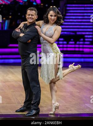 Katya Jones und Mike Bushell an einem Fotoshooting vor der ersten Nacht der streng Come Dancing Live Tour 2020 Arena Birmingham. Stockfoto