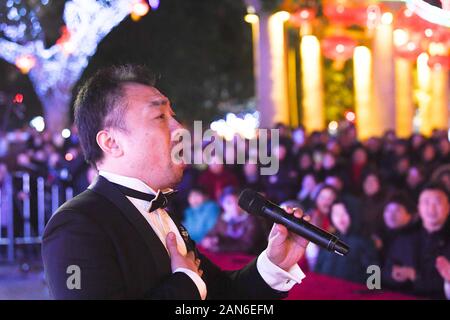 (2001) - SHIZHU, Jan. 16, 2020 (Xinhua) - Bariton Geng Zhe aus China National Oper singt, während ein Nutzen Leistung in Shizhu Tujia autonomen County, im Südwesten von China Chongqing Gemeinde, 14.01.2020. Künstler aus China National Opera House haben drei Vorträge zu singen und inszenierten fünf nutzen Leistungen für die Menschen vor Ort in Shizhu Youyang Pengshui, und in drei Tagen. (Xinhua / Wang Quanchao) Stockfoto