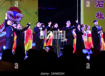 (2001) - SHIZHU, Jan. 16, 2020 (Xinhua) - Sänger aus China National Opera House durchführen, während ein Nutzen Leistung in Shizhu Tujia autonomen County, im Südwesten von China Chongqing Gemeinde, 14.01.2020. Künstler aus China National Opera House haben drei Vorträge zu singen und inszenierten fünf nutzen Leistungen für die Menschen vor Ort in Shizhu Youyang Pengshui, und in drei Tagen. (Xinhua / Wang Quanchao) Stockfoto