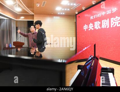 (2001) - SHIZHU, Jan. 16, 2020 (Xinhua) - Bariton Zhao Yiluan (L) von der China National Opera House beauftragt Studenten in Singen beim Besuch Shizhu Tujia autonomen County, im Südwesten von China Chongqing Gemeinde, Jan. 15, 2020. Künstler aus China National Opera House haben drei Vorträge zu singen und inszenierten fünf nutzen Leistungen für die Menschen vor Ort in Shizhu Youyang Pengshui, und in drei Tagen. (Xinhua / Wang Quanchao) Stockfoto