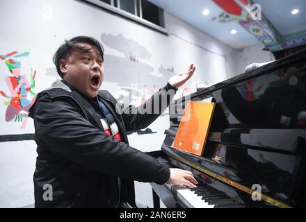 (2001) - SHIZHU, Jan. 16, 2020 (Xinhua) - Tenor Xu Sen aus China National Oper singt, während einer Vorlesung in Pengshui Miao-Tujia autonomen County, im Südwesten von China Chongqing Gemeinde, Jan. 12, 2020. Künstler aus China National Opera House haben drei Vorträge zu singen und inszenierten fünf nutzen Leistungen für die Menschen vor Ort in Shizhu Youyang Pengshui, und in drei Tagen. (Xinhua / Wang Quanchao) Stockfoto