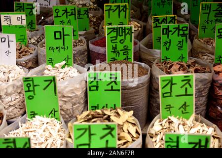 Behälter mit traditioneller koreanischer Naturmedizin, Rinde, Wurzeln und Kräutern auf einem Straßenmedizinmarkt in Seoul, Südkorea Stockfoto