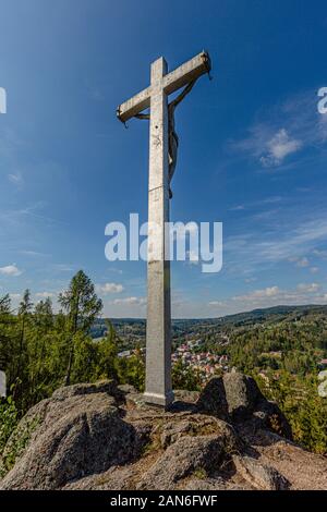 Nejdek/Tschechische Republik - 15. September 2019: Blick auf ein Kreuz auf einem Hügel namens Krizovy vrch, oben Nejdek Stadt stehen. Sonnigen Herbsttag mit blauen Himmel. Stockfoto
