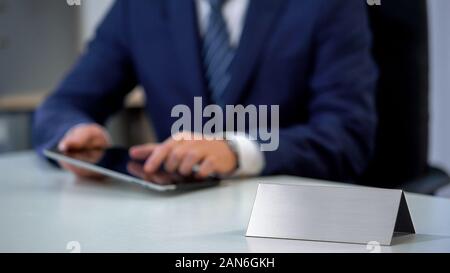 Der Mann mit der Eingabe auf tablet pc, Arbeitsplatz, leer Typschild Vorlage für Text Stockfoto