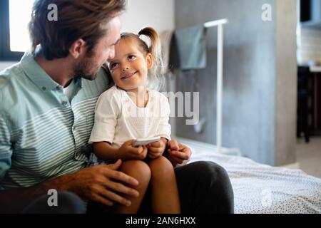 Vater und Tochter verbringen Zeit gemeinsam zu Hause Stockfoto