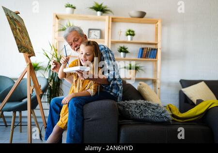Älterer Mann mit Kind Gemälde auf Leinwand. Großvater verbringt gerne Zeit mit Enkelin. Stockfoto