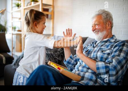 Die großeltern spielen und Spaß mit ihrer Enkelin Stockfoto