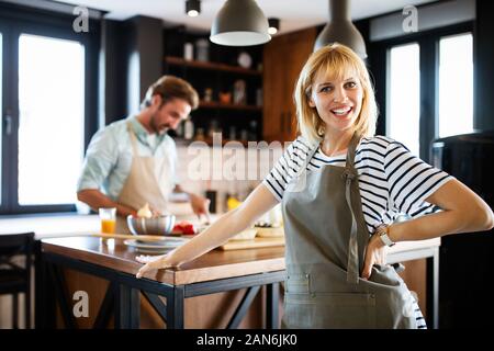 Glückliches Paar Kochen gesund essen und Spaß gemeinsam in Ihrer Küche Stockfoto