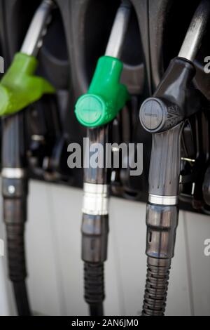 Detail der Schläuche der Zapfsäule an einer Tankstelle Stockfoto