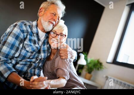 Gerne romantische senior Paar umarmen und genießen den Ruhestand zu Hause Stockfoto