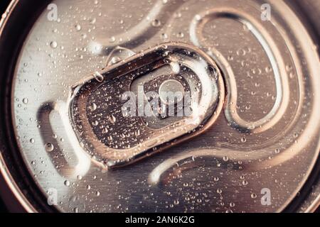 Metallische trinken kann mit Wassertropfen. Glänzend Bier schließen kann. Goldene Flasche trinken, Deckel der Verpackung von Cola. Ansicht von oben Stockfoto