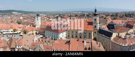 Panoramablick auf die Altstadt von Sibiu. Rechts die Römisch-Katholische Kirche, links der Marktplatz. Sibiu war 2007 Kulturhauptstadt Europas. Stockfoto