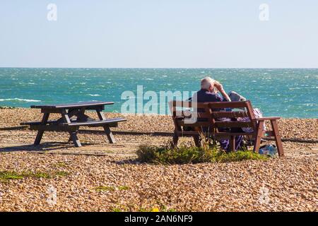 19. September 2019 Ältere folk unter der Sonne und dem Strand von Hayling Island Besuch an der Südküste von Enland Stockfoto