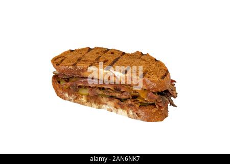 Sandwich mit herzhaften Rinderhack mit gesalzene Gurken auf geröstetes Vollkornbrot. Eine köstliche Auswahl Stockfoto