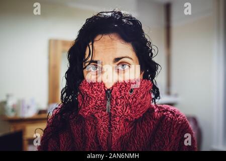 Junge weiße Frau zu Hause suchen Kranken Stockfoto