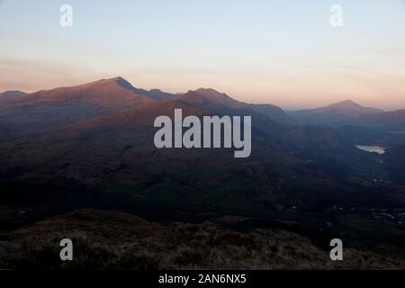 Blick nach Nordosten zum South Ridge of Snowdon, zum See Lyn Dinas und zum entfernten Gipfel von Moel Siabod, Snowdonia, Wales, Großbritannien Stockfoto