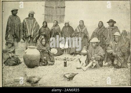 La Lecture. I-A Paz. - Groupe dludieiis ctitz onx. EN BOLIVIE - |) C I&gt; EIN (IIMQUE AU LAC TITICACA - eine travei-. s la nmiitiuiiP (. le Sable&lt; [ui ciitonn; Antofagasta etMrjill ("ii (, s, sp faulilc un Sori) entde fer dont La trtc Est Dans Öw-fai^ Asta niônic, ci-la (ineiic à riir&lt;), en, Bolivie à iioiilfcnts Kilo-Mètres de là. Cest le rliciniii de lrr iniiiicr tun La célobre Conij) Ai: Nio deiliiancliaoa, (jiii aniiiic à la côte dos ([iiaiititôs de inincMai dar-u (lit récoltées nu piii paildiil^ iirxiii pafcoiirs, sans | irojudioodes Nitrate de Sonde, des hnralcs de soufre elianx, dn, et dnneinfin Stockfoto