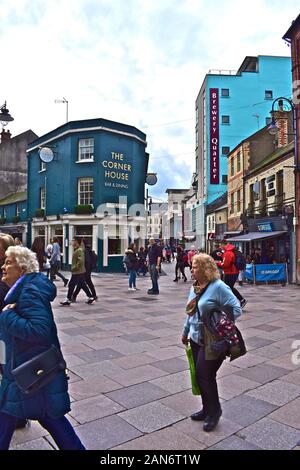 Blick auf den Beginn der Caroline Street im Stadtzentrum von Cardiff. Das Haus beherbergt das Brewery Quarter, eine Sammlung von Geschäften, Bars und Restaurants. Menschen, die vergehen. Stockfoto