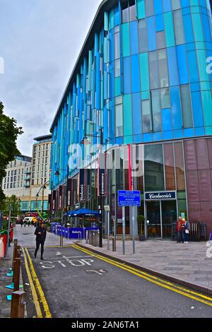 Ein Straßenblick auf das moderne Cardiff Central Bibliotheksgebäude, das auch von einer Mischung von Restaurants im Erdgeschoss, darunter "Carluccio's", belegt ist Stockfoto