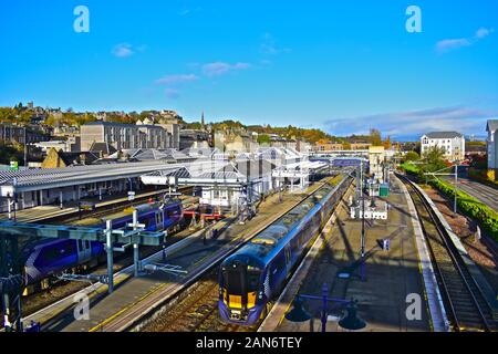 Anzeigen von Stirling Bahnhof mit einem Teil der Altstadt im Hintergrund. Moderne Züge ankommen und abfliegen. Stockfoto