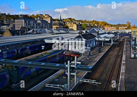 Anzeigen von Stirling Bahnhof mit einem Teil der Altstadt im Hintergrund. Moderne Züge ankommen und abfliegen. Stockfoto