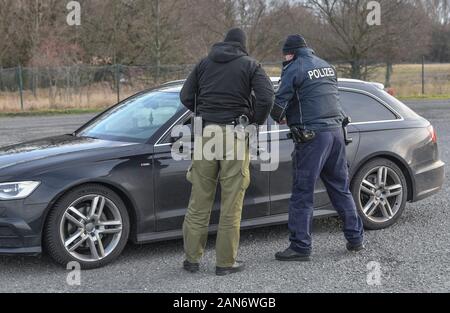 14. Januar 2020, Brandenburg, Frankfurt (Oder): Sven Umland (r), Senior Polizeichef an der Föderalen Polizei und Damian Kuzynin, aus der polnischen Grenzbeamten, überprüfen Sie die Reisenden mit dem Auto auf der Autobahn 12, während die deutschen und polnischen Grenzbeamten Patrouille Oder und Neisse zusammen, und seit Herbst haben auch die Patrouillen in neue Fahrzeuge. Dennoch, der Kampf gegen die grenzüberschreitende Kriminalität bleibt schwierig, nicht zuletzt aufgrund der Verkehrsdichte. Foto: Patrick Pleul/dpa-Zentralbild/ZB Stockfoto