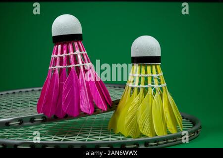 Badminton Schläger und bunt gefiederte Bälle in Gelb und Rosa Stockfoto