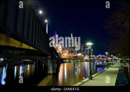 Stadtzentrum von Melbourne und dem Fluss Yarra, Ansicht von Southbank. Stockfoto