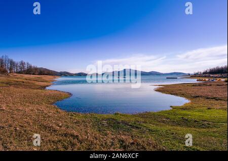 Wunderschöne Landschaft auf dem See von Plastiras in Zentral Griechenland. Stockfoto