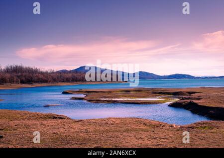 Wunderschöne Landschaft auf dem See von Plastiras in Zentral Griechenland. Stockfoto