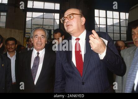 Mailand (Italien), Bettino Craxi, Sekretär der Sozialistischen Partei Italiens (PSI) mit Shimon Peres, dem Chef der israelischen Arbeitspartei am 45. Kongress der PSI (Mai 1989) Stockfoto